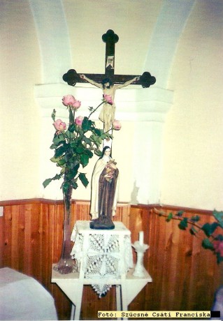 A Szent Kerszt előtt Lisieux-i Szent Teréz szobra